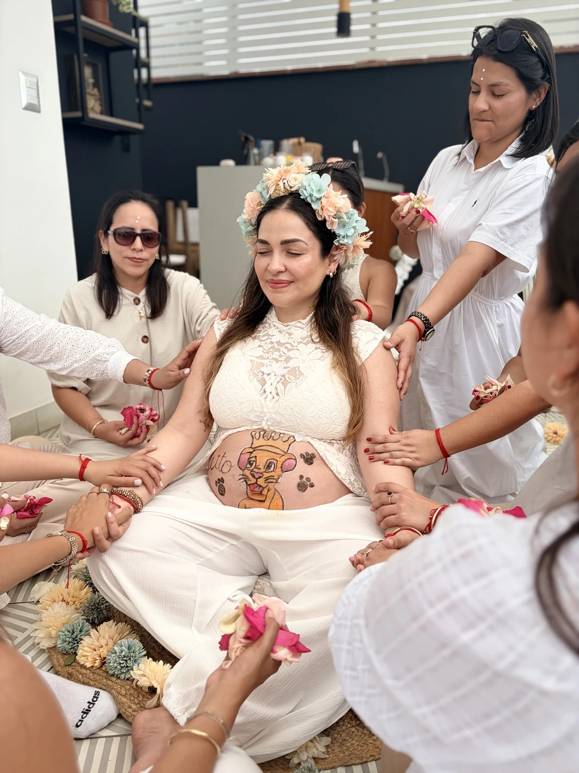 Gestante acompañada por sus seres queridos durante una ceremonia Baby Blessing